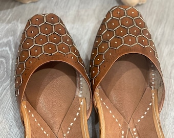 Women tan leather ethnic Mojaris/jutti Flats