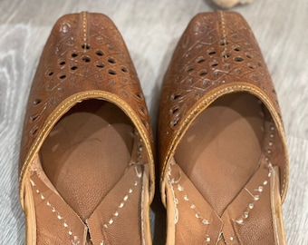 Women Tan Textured leather Ethnic Mojaris/jutti with laser cuts