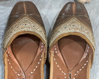 Women tan leather ethnic Mojaris/jutti Flats