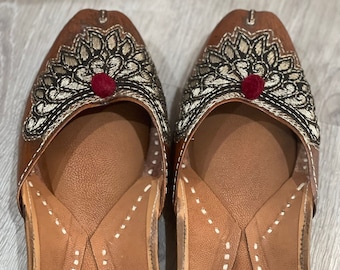 Women Tan Embellished Mojaris/jutti flats