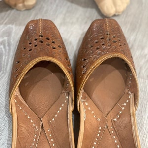Women Tan Textured leather Ethnic Mojaris/jutti with laser cuts