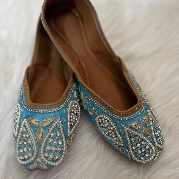 Women firozi  aari  work ethnic Mojaris/jutti Flats