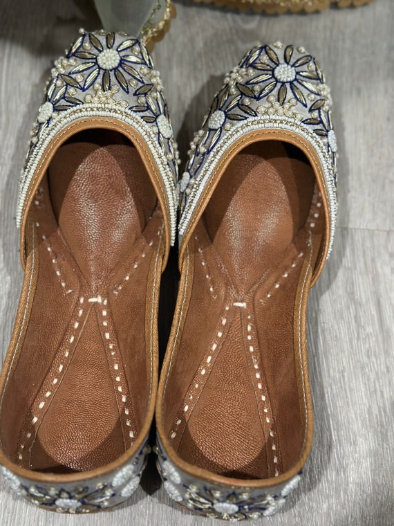 Women Gray Embroidered Work Ethnic Mojaris/jutti Flats - Etsy Women Gray Embroidered Work Ethnic Mojaris/jutti Flats - Etsy