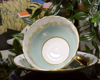 Aynsley England, salviagrönt och guldfärgat tekopp, bred, 1950-tal