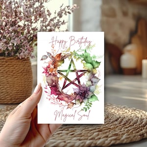 Carte d'anniversaire pentagramme floral, joyeux anniversaire âme magique, pentacle multicolore aquarelle, avec vignes et fleurs, voeux de sorcière