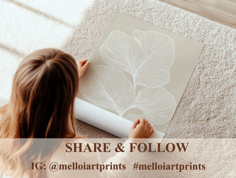 Puede incluir: Una impresi&oacute;n beige con un dise&ntilde;o abstracto blanco de hojas. La impresi&oacute;n est&aacute; siendo sostenida por una persona. El texto en la impresi&oacute;n dice "SHARE & FOLLOW IG: @melloiartprints #melloiartprints".
