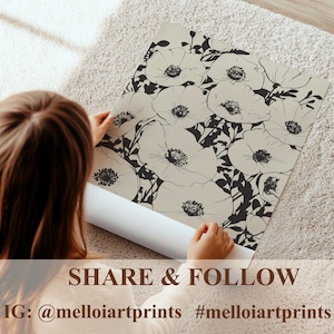 K&ouml;nnte beinhalten: Eine Person h&auml;lt ein beige-schwarzes Poster mit floralem Druck und dem Text "SHARE & FOLLOW IG: @melloiartprints #melloiartprints".