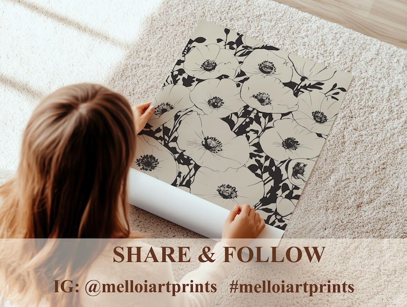 K&ouml;nnte beinhalten: Eine Person h&auml;lt ein beige-schwarzes Poster mit floralem Druck und dem Text "SHARE & FOLLOW IG: @melloiartprints #melloiartprints".