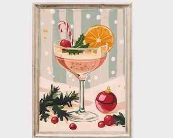 Könnte beinhalten: Ein gerahmter Druck eines festlichen Cocktails. Das Getränk ist mit einer Zuckerstange, einer Orangenscheibe und Stechpalme garniert. Eine rote Christbaumkugel und Zweige mit Grün sind ebenfalls in der Illustration enthalten. Der Hintergrund hat ein Streifenmuster mit weißen Punkten.