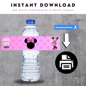 Puede incluir: Una botella de agua de pl&aacute;stico transparente con una tapa azul y una etiqueta rosa de Minnie Mouse. La etiqueta presenta una silueta negra de la cabeza de Minnie con un lazo rosa, lunares y una imagen de dibujos animados de Minnie Mouse.