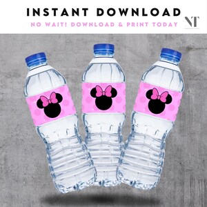 Puede incluir: Tres botellas de agua con tapas azules y etiquetas rosas con una silueta negra de Minnie Mouse y un lazo rosa. Las etiquetas tienen un fondo de lunares rosas. El texto "INSTANT DOWNLOAD" y "NO WAIT! DOWNLOAD & PRINT TODAY" est&aacute; en la parte superior.