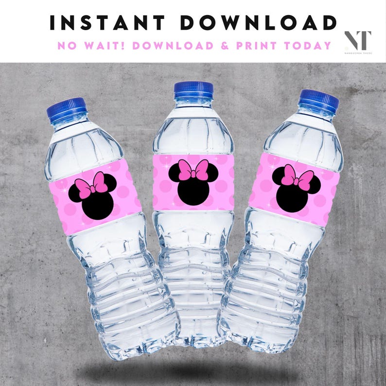 Puede incluir: Tres botellas de agua con tapas azules y etiquetas rosas con una silueta negra de Minnie Mouse y un lazo rosa. Las etiquetas tienen un fondo de lunares rosas. El texto "INSTANT DOWNLOAD" y "NO WAIT! DOWNLOAD & PRINT TODAY" est&aacute; en la parte superior.