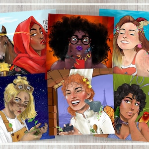 Può includere: Collage di illustrazioni digitali che presentano donne diverse con diversi stili di capelli, abbigliamento e sfondi. Le donne sono raffigurate in vari contesti, tra cui un paesaggio desertico, una strada cittadina e una cucina.