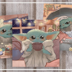 Puede incluir: Tres ilustraciones digitales de un personaje alienígena verde en diferentes escenarios. La primera imagen muestra al alienígena con un gorro de cocinero y sosteniendo un plato de cupcakes. La segunda imagen muestra al alienígena sosteniendo una taza de té. La tercera imagen muestra al alienígena durmiendo en una cama con una manta y un juguete.