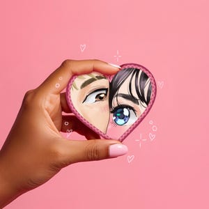 Peut inclure: Illustration en forme de cœur avec deux yeux de style anime, l'un avec des cheveux et des yeux bruns, l'autre avec des cheveux noirs et un œil bleu. L'illustration est tenue sur un fond rose, avec des petits cœurs et des étincelles.