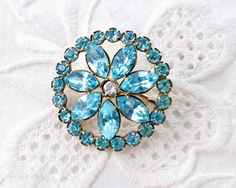 Kleine broche bloem blauw, Sterling zilveren broche met blauwe strass steentjes, 875 zilveren broche met vergulding, Vintage Sovjet zilveren broche