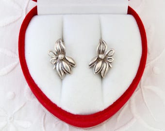 Sterling silver earrings are leaves-shaped, Silver leaves, small silver earrings, Flower earrings, Vintage sterling earrings for everyday