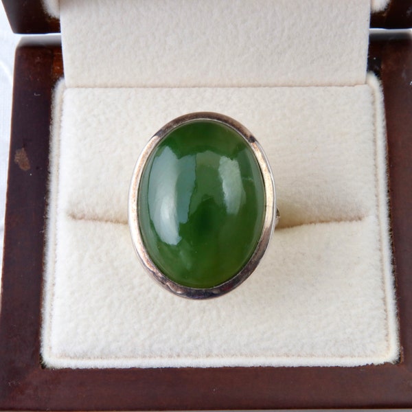 Sterling silver ring with jade, Green oval ring, Minimalist ring, Vintage silver ring with green jade