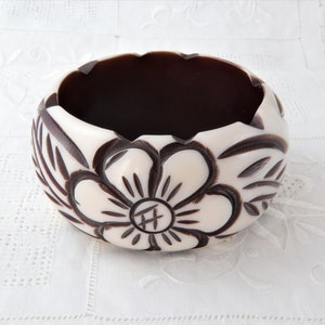 bracelet vintage en plastique sculpté, large bracelet à motif de fleurs, gros bracelet jonc, bracelet en bakélite, bracelet fleurs blanches