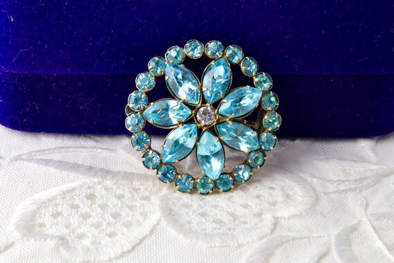 Small brooch flower blue, Sterling silver brooch with… - Gem