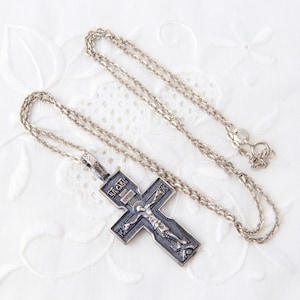 Christliches Silberkreuz mit einem Kruzifix, Inschrift Kreuz, Sterling Silber Kreuz Halskette, religiöser Silberschmuck, Herren Silberkreuz