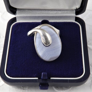 Sterling silver agate ring, Oval ring with striped blue agate