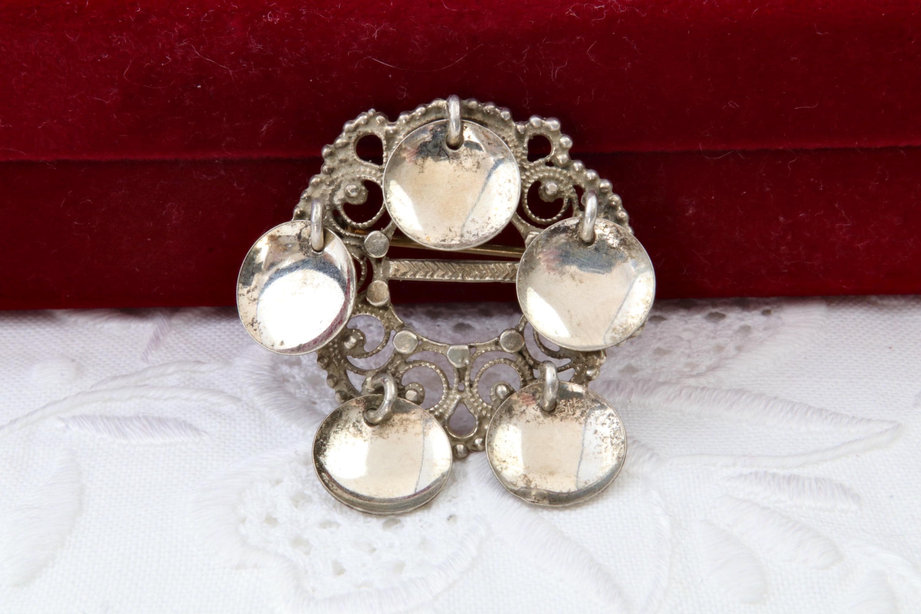 Petite broche fleur Art Nouveau en argent 835, sertie d'améthyste et de jade, art déco, vers 1930, bouquet de fleurs, vrai vintage - France