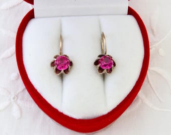 ルビーのイヤリング、赤いルビーのゴールドのイヤリング、金メッキのスターリングシルバー 875 のイヤリング、花柄の赤いイヤリング、ヴィンテージのソビエト イヤリング