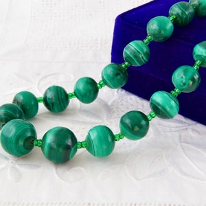 Malachiet ketting van ronde kralen, Groene ketting van natuurlijk malachiet, Gegradueerde ketting 13 mm kralen, Vintage ketting met malachiet