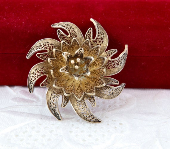 Broche de fleur en flgrane dargent... Pétales superposés... - Etsy France Broche de fleur en flgrane dargent... Pétales superposés... - Etsy France