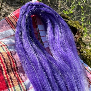 Paarse synthetische gehaakte dreads. Ombre dreadlocks in Boho-stijl.