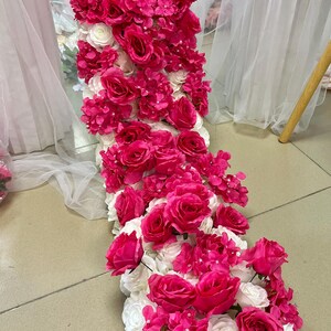 Guirlande de fleurs roses fuchsia, chemin de fleurs blanc, arche de fleurs de mariage, rangée de fleurs de table, centres de table de mariage, composition de mariage pour table