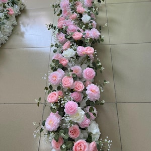 Guirlande de fleurs de pivoine rose, chemin de table, rangée de fleurs de mariage, réception de mariage, centres de table de mariage, arche de fleurs de mariage