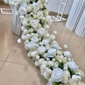 Ghirlanda di fiori di rose bianche, runner di fiori di ortensia di tarassaco artificiale, runner di fiori per centrotavola, festoni per arco nuziale, composizione floreale