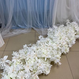 Weiße Lilie Hortensie Blumengirlande, voller weißer Blumenläufer, Blumenreihe, Hochzeitsfeier, Hochzeitsmittelstücke, weiße Hochzeits-Bühnendekoration
