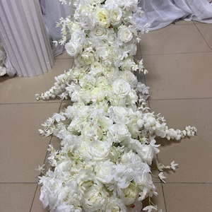 桜のバラの花のランナー、ウェディングフラワーアレンジメント、テーブルフラワーの列、テーブルホワイトランナー、ウェディングセンターピース、スワッグフラワーアーチ