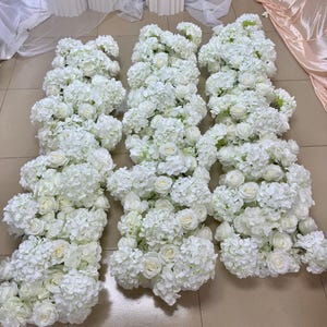 Ghirlanda di fiori di ortensia bianca, runner di fiori bianchi, fila floreale, ricevimento di nozze, centrotavola per matrimoni, decorazioni per palchi nuziali con rose bianche