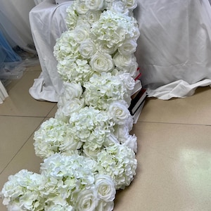 Könnte beinhalten: Ein Set aus drei Keramikbechern mit gesprenkelter, matter Oberfläche. Die Becher sind in Creme-, Hellbraun- und Dunkelbrauntönen gehalten. Jeder Becher hat ein schlichtes, minimalistisches Design.