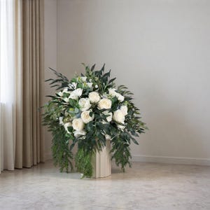 Sztuczne białe róże eukaliptusowe jako centralny element dekoracji stołu weselnego, kwiaty na szyldy ślubne, kompozycje kwiatowe na centralny element dekoracji weselnej