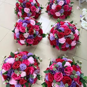 Bola de flores de rosas rosa choque, centro de mesa de flores artificiais, arranjo de flores de mesa, centro de mesa de casamento, bola de flores de estrada, decoração de festa de casamento