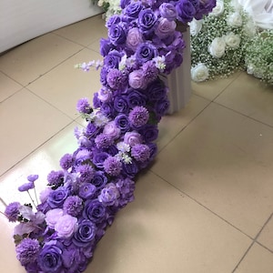 Guirnalda de flores de rosas moradas, camino de flores para bodas, arco de flores tipo guirnalda, guirnalda de arco para bodas, arreglo floral para bodas, camino de flores para mesa