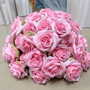 Centro de mesa com flores de rosas cor-de-rosa, bola de flores artificiais, bola de flores de mesa, corredor de casamento, centro de mesa para casamento, decoração para jantar de casamento