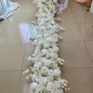 Ghirlanda di fiori di rose bianche, runner di fiori bianchi, arco di fiori, runner di fiori da tavolo, centrotavola per matrimoni, composizione di rose per matrimoni
