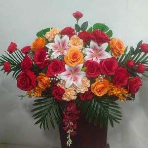 Centro de mesa com flores em formato de coração, caminho de flores para mesa, centro de mesa, arco de casamento, flores para corredor de casamento, flores para cenário de casamento