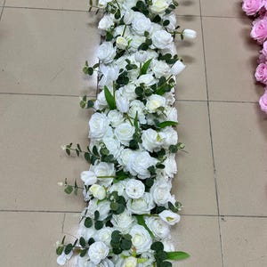 Tulipe blanche, guirlande de fleurs roses artificielles, chemin de fleurs blanc, centres de table, chemin de fleurs de table, décoration d'arche de mariage, arrangement de mariage