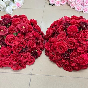 Bola de flores de rosas vermelhas, centros de mesa de flores, bola de flores de chumbo de estrada, arranjo de mesa de casamento, centros de mesa de flores de casamento, decoração de mesa