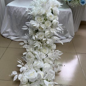 Weiße Rosenblumengirlande, Blumenläufer, Tischdekoration, weiße Hochzeitsmittelstücke, Hochzeitsblumenarrangement, Hochzeitsfeier-Event-Dekor