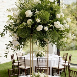 Jedwabna kula kwiatowa, centralny element dekoracji stołu weselnego