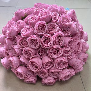 Bola de flores de rosas rosa choque, centro de mesa de flores de rosas, bola de flores de mesa, bola de flores de chumbo, arranjo de casamento, centro de mesa de casamento