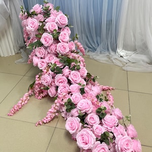 Guirlande de fleurs roses roses, chemin de fleurs pour mariage, arche florale, chemin de rangée de fleurs de table, centres de table de mariage, composition de mariage